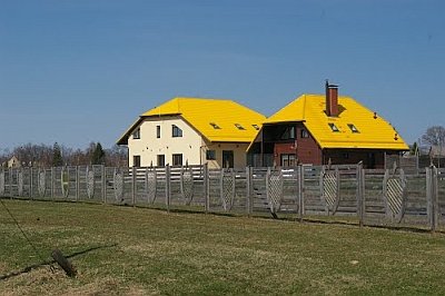 две желтые крыши