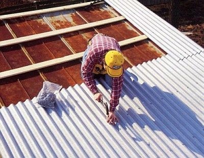 Как класть шифер на крышу