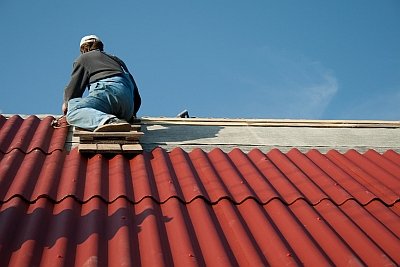 Как правильно класть шифер на крышу