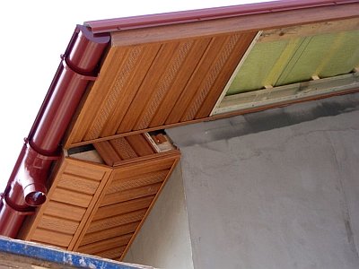 начало монтажа фронтонного свеса крыши