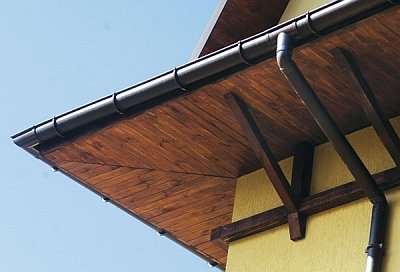 пример деревянных софитов для свеса крыши
