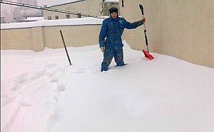 уборка снега на плоской крыше