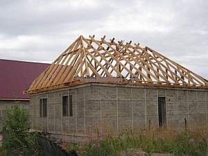 завершенная стропильная система вальмовой крыши