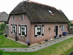вид полувальмовой голландской крыши