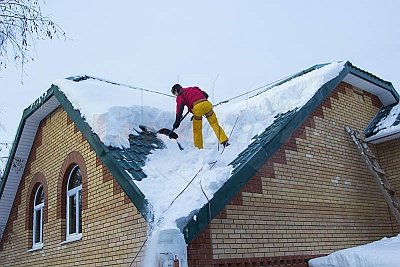 уборка снега с крыши из металлочерепицы