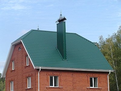 крыша из популярной зеленой металлочерепицы
