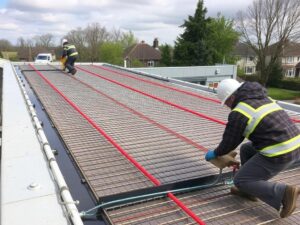 Монтаж кровельных водостоков с подогревом: как держать крышу в порядке даже зимой