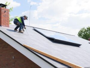 Монтаж кровельных элементов с учётом ветровых нагрузок: как собрать крышу, чтобы она держалась сильнее ветра