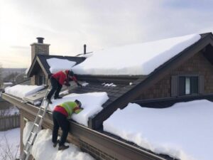 Монтаж кровельных систем с учётом снегозадержания: как удержать снег и сохранить дом в целости