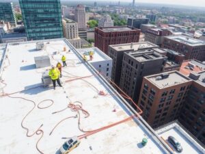 Как организовать обслуживание кровли на высотных зданиях: безопасность, долговечность и комфорт жильцов