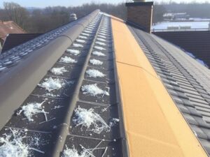 Зимняя защита под крышей: как антискользящие слои превращают кровлю в безопасное место даже в ледяной кромке