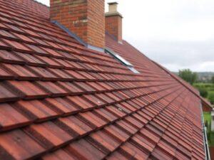 Монтаж кровли в ветреных районах: как сделать крышу крепкой и долгой на любом ветре