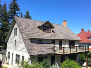 Кровля для дома с мансардой, балконом и террасой: как выбрать крышу, чтобы она служила десятилетиями