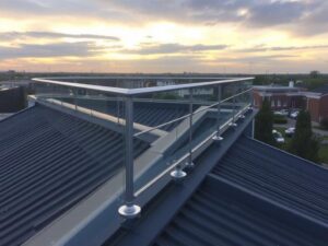 Монтаж кровельных ограждений: требования и правила