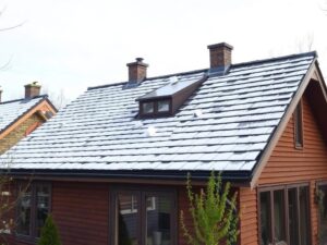 Кровля для дома с мансардой, зимним садом и оранжереей: как выбрать крышу, которая держит тепло и радует глаз