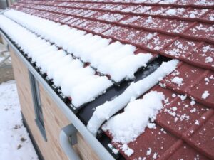 Зимний монтаж кровельных водостоков: как не проморгать ни одной капли и не сорвать работу