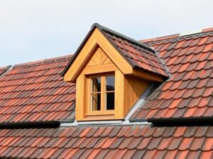 Кровля в традиционном стиле: черепица, шифер, дерево — выбор, который держит дом и душу