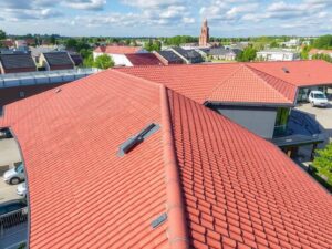 Кровельные решения для коммерческих объектов: как выбрать прочное покрытие, которое работает на ваш бизнес