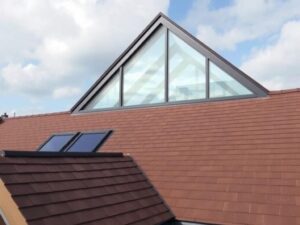 Кровля для дома с открытой мансардой и панорамным остеклением: как выбрать стиль и материалы, чтобы жить тепло и комфортно