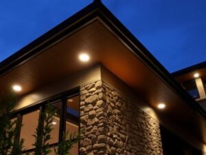 Свет над головой: как кровля с интегрированными элементами освещения меняет образ дома