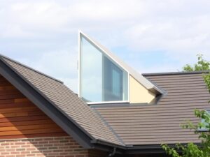 Кровля для дома с мансардой и панорамными окнами: как выбрать стиль, материалы и систему защиты