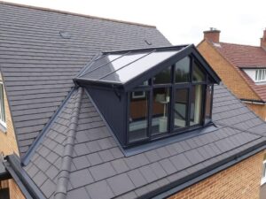 Кровля для здания с мансардой и панорамным остеклением: как выбрать надежное решение и не перегреть интерьер