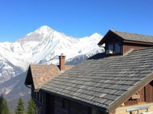 Кровельные решения для домов в горной местности: как выбрать крышу, которая выдержит снег и ветер